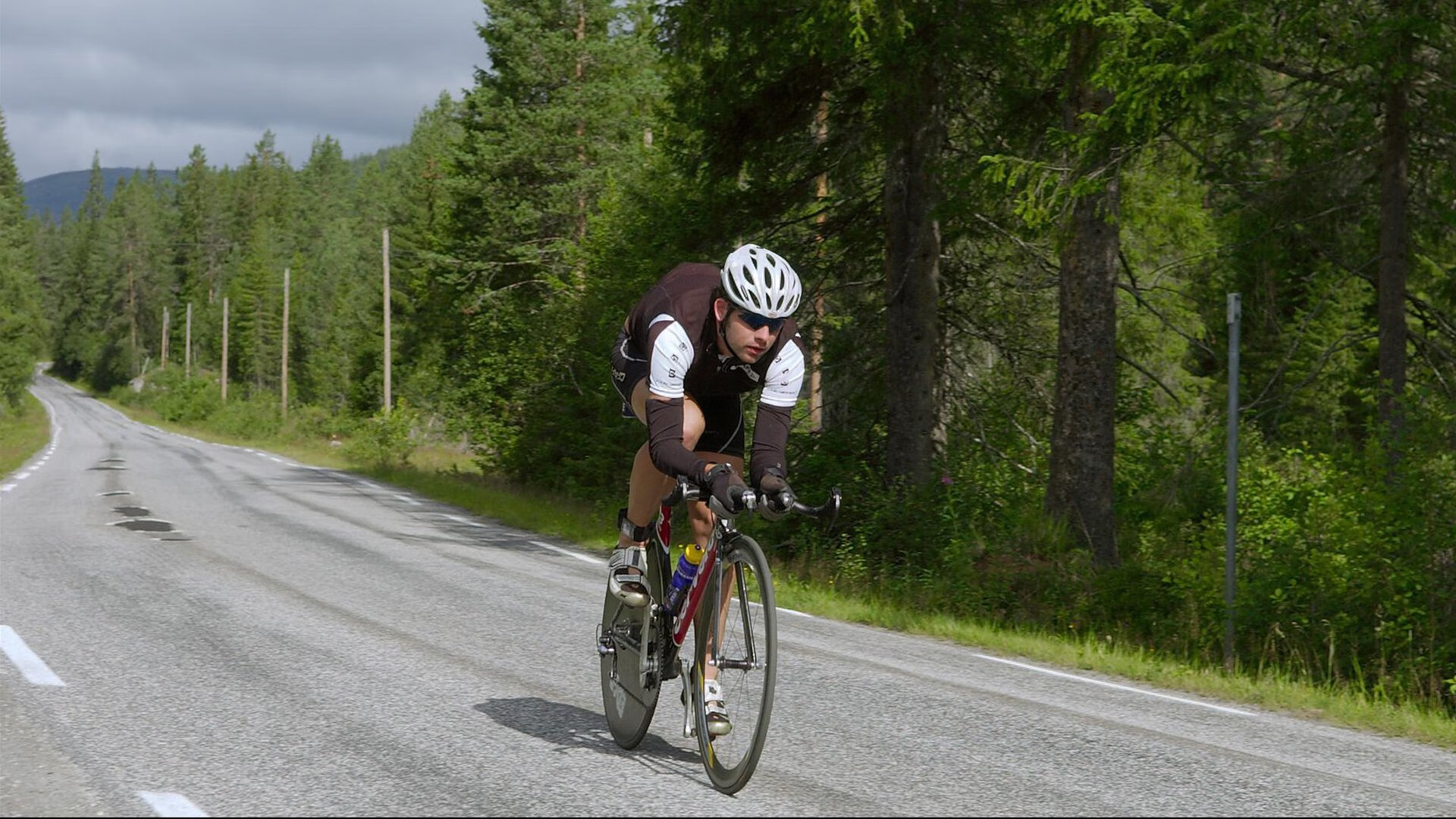 伊拉克冲垮几内亚,迪亚斯统治全场,一场足球赛背后的地缘隐喻