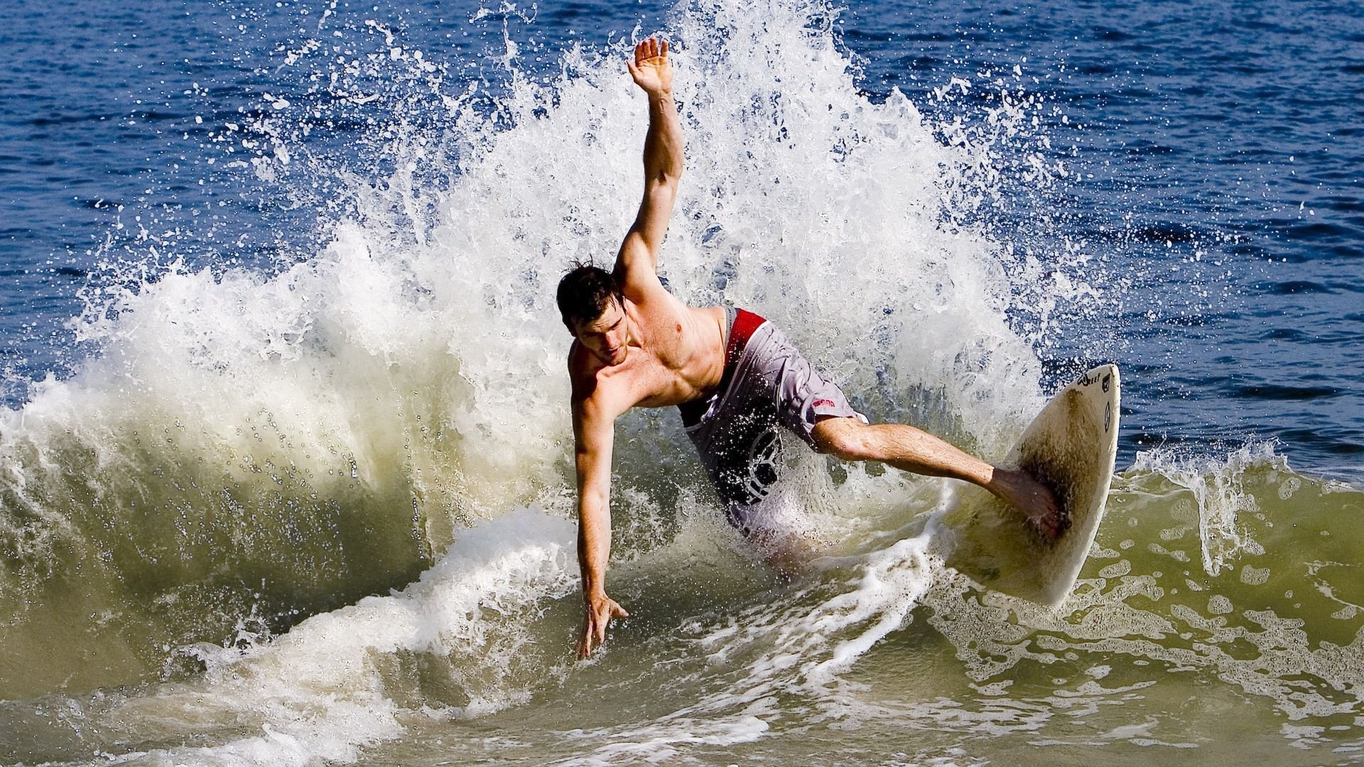 DB电竞平台登录-跨界主宰，从霍勒迪的F1首胜到灰熊的稳健胜利—掌控力的双重奏